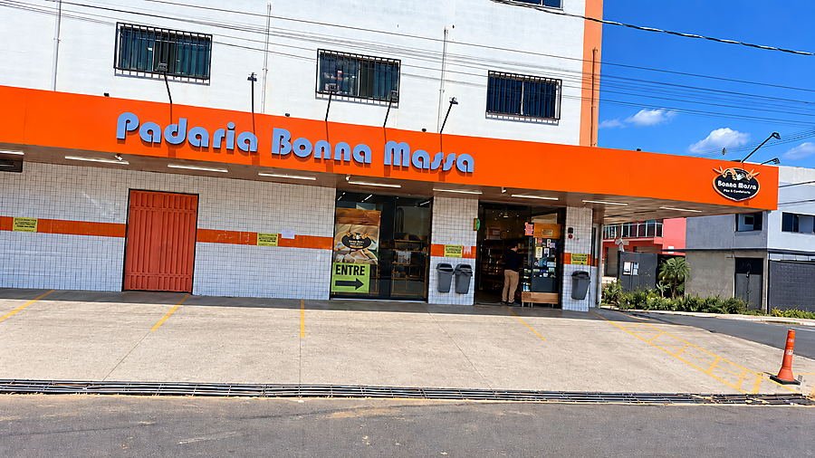 Fachada da Padaria Bonna Massa no Jardim Canadá, com letreiro laranja